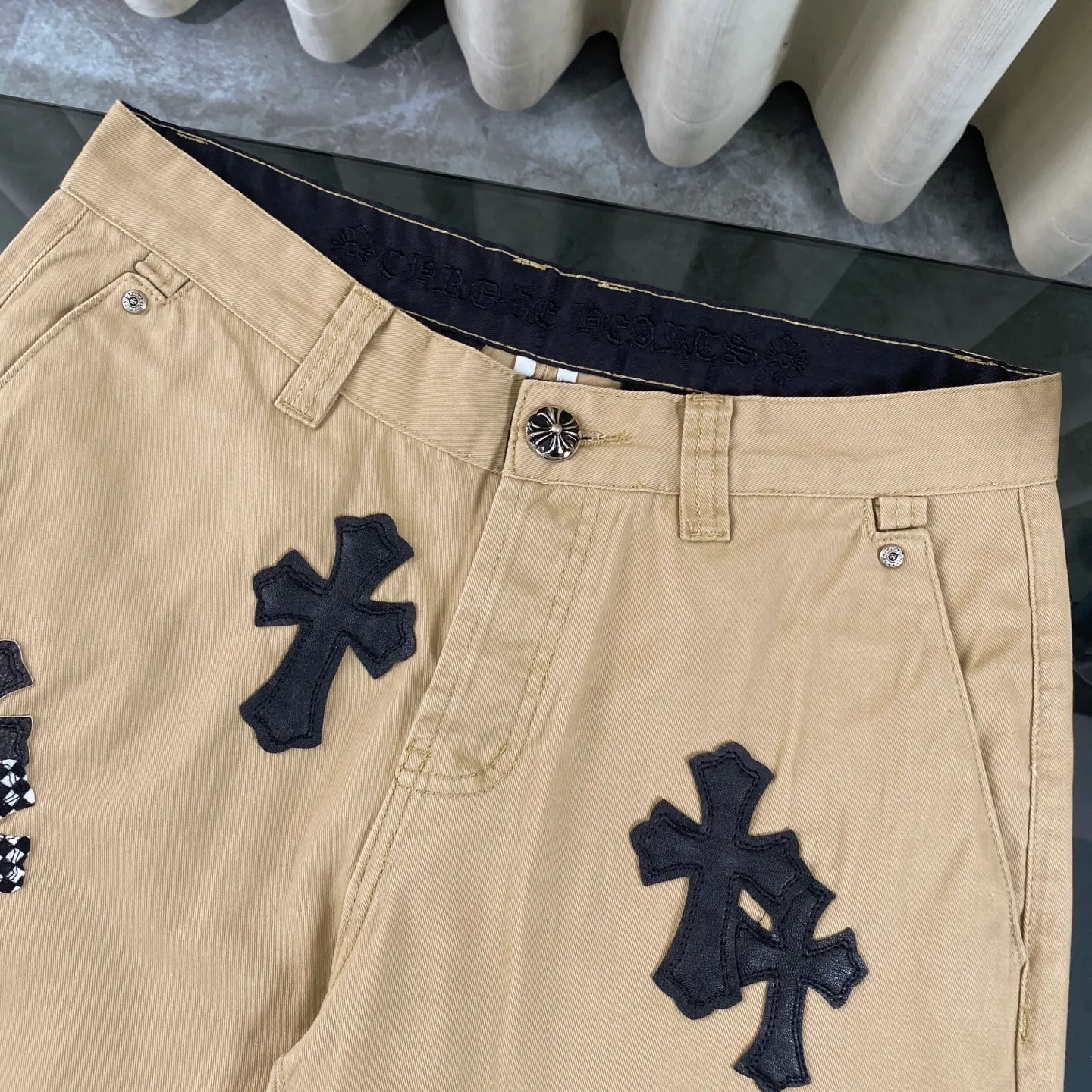 P260 chrome hearts new style horse hair checkerboard black cross patchwork khaki jeans vi Top heavy industry fashionable design] Consistent high street luxury style creation. Speaking of this style, the Zangyin family and GU family are definitely the leading representative brands. Especially the Zangyin family has really achieved a state-of-the-art effect in creating high street style. The unique washed material is used to create this style. The color system is quite eye-catching. After it is decorated with patchwork cross flowers, it cleverly highlights the charm of the brand. Secondly, this style uses classic The classic high-waist cutting design highlights the long legs and fashionable temperament of the upper body. The brand is highly recognizable and the slim fit configuration is more suitable for daily wear. It is a product that interprets personality, fashion, and specifications at a glance. This single product is enough to make any fan excited. It can be a white T-shirt for youthful preppy style, or a tight suspender for lady style. It has strong matching ability and can be easily controlled by men.  [Materials and craftsmanship] Needless to say, this point goes without saying. As an excellent craftsman brand, Zangyin’s requirements for details and craftsmanship are really perfect. The washed color of this model has gone through so many processes, not to mention the embellishment of denim appliques. It is also purely hand-made and sewn. Just like what they believe in, only hand-made things have soul and have the meaning of wear. A top-notch heavy-duty fashionable denim item, I look forward to your perfect interpretation! !  Size:28-36